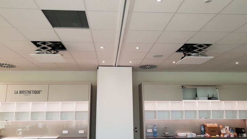 Abgehängte Decke mit eingebauter Projektion