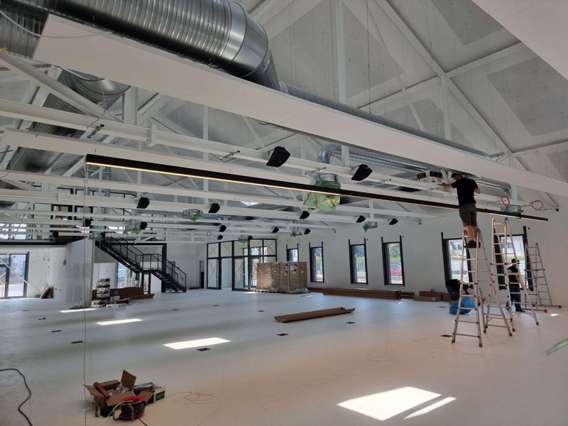 Montage von Lautsprechern und Technik unter der Decke einer großen Halle