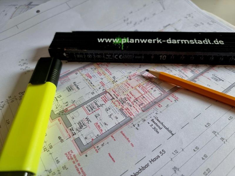 Grundriss mit Textmarker und Stift bei der Planung