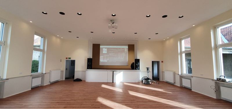 Veranstaltungssaal mit Projektion an der Stirnseite