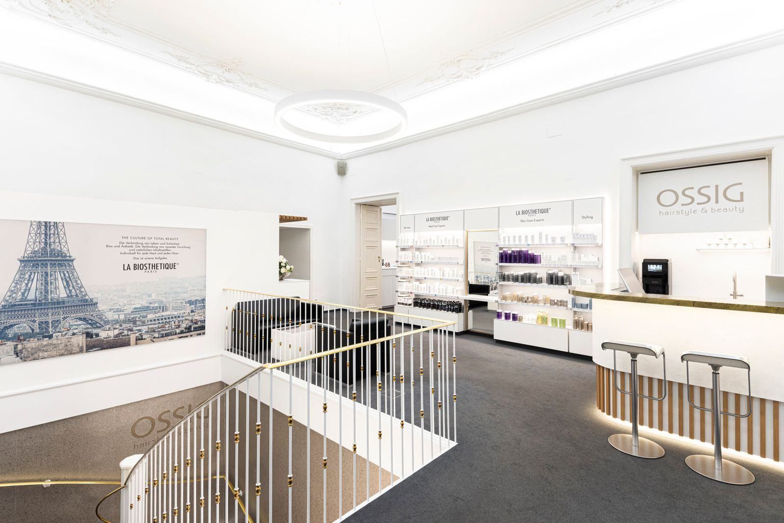 Friseursalon über zwei Ebenen mit Galerie und Empfang