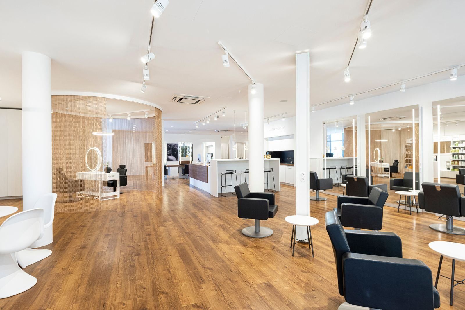 Großer Salon mit Säulen und Holzboden
