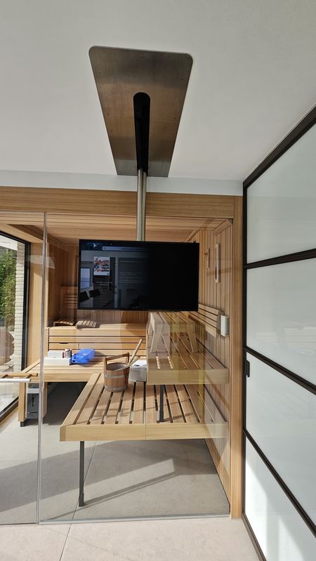 Fernseher an einer Deckenhalterung vor der Sauna