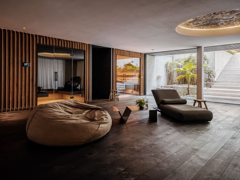 Wellnessbereich mit Holzlamellen, Ruheliege und Lichtinsel in der Decke
